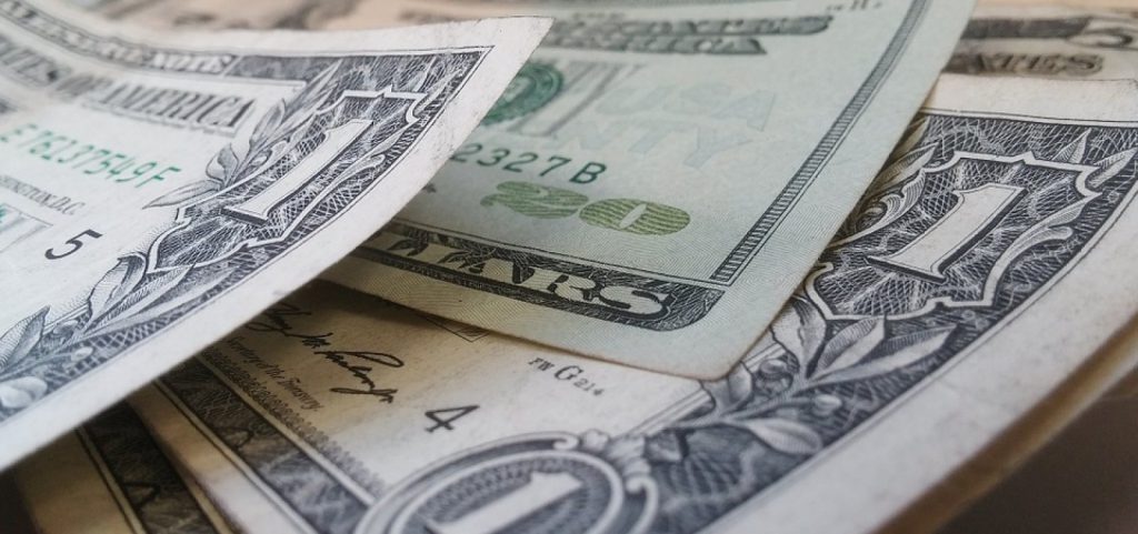 Dólar sobe 1,7% e fecha acima de R$ 5,50