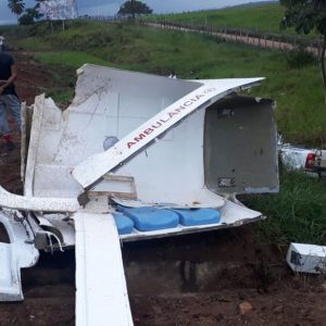 Paciente de 83 anos morre após ambulância capotar na BR-101 na Bahia; veículo ficou destruído