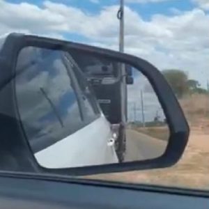 Passageiro de carro filma momento que veículo é atingido por caminhão na Bahia; assista