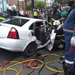Árvore cai em cima de carro na Avenida Jequitaia em Salvador, e duas pessoas ficam feridas.