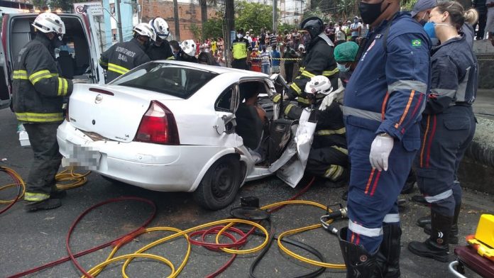 Árvore cai em cima de carro na Avenida Jequitaia em Salvador, e duas pessoas ficam feridas.