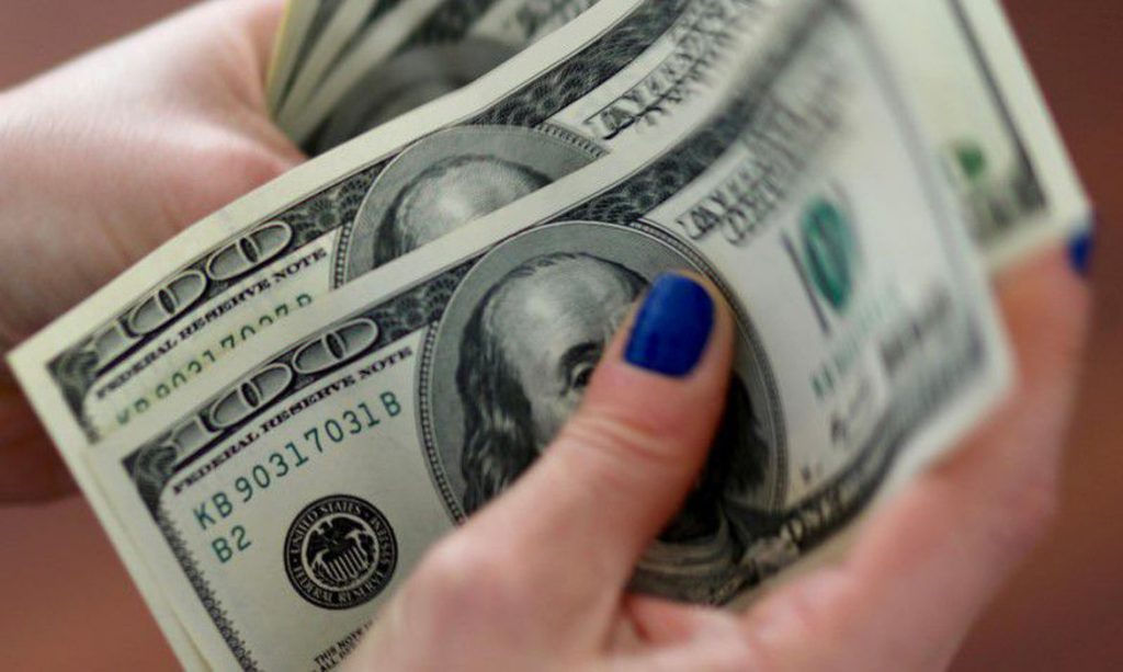 Dólar e bolsa iniciam semana em alta