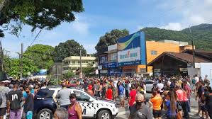 Comerciantes bloqueiam parte de rodovia e protestam pedindo fim das medidas restritivas no sul da Bahia