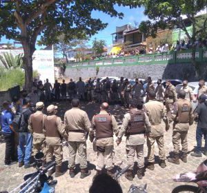 Itacaré: Colegas de PM morto fazem oração em memória de soldado; ato foi pacífico