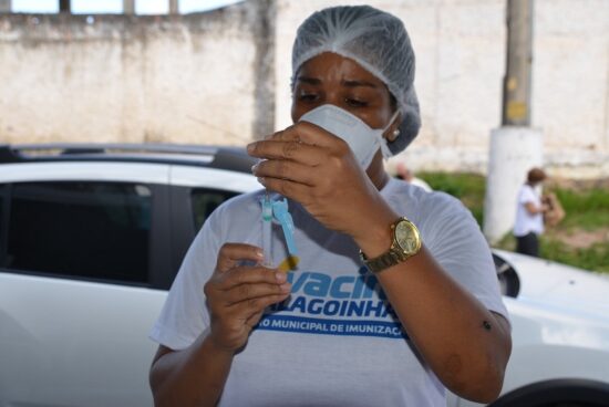 Alagoinhas: Equipes da Secretaria de Saúde vacinaram mais de 1.600 pessoas em mutirão realizado neste domingo.
