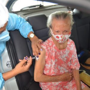 Alagoinhas: Idosos com 90 anos ou mais devem se dirigir ao Carneirão, até quarta-feira (03), para receberem a segunda dose da Coronavac
