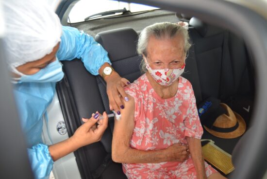 Alagoinhas: Idosos com 90 anos ou mais devem se dirigir ao Carneirão, até quarta-feira (03), para receberem a segunda dose da Coronavac