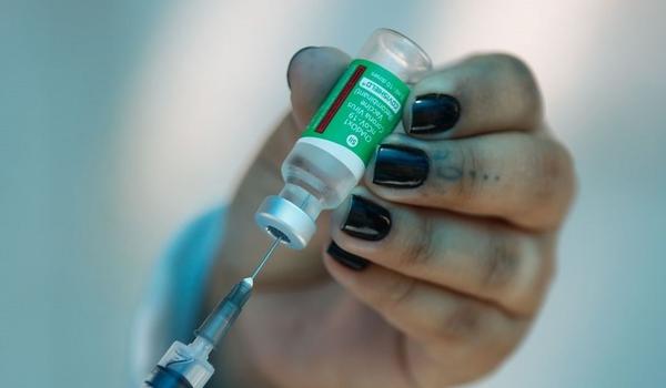Vacinas fornecidas pelo consórcio Covax Facility desembarcaram no Brasil neste domingo