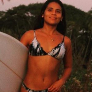 Surfista de 22 anos morre ao ser atingida por raio durante um treino