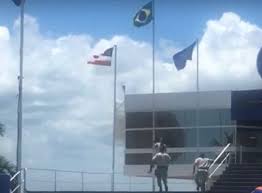 Homem invade prefeitura de Salvador em protesto contra fechamento do comércio; veja vídeo