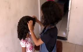 Menina de 7 anos corta cabelo e doa peruca a garota com câncer de ovário na Bahia: ‘Aprendi a valorizar mais a vida’, diz mãe