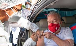Ex-presidente Lula recebe primeira dose da vacina contra o coronavírus neste sábado em SP