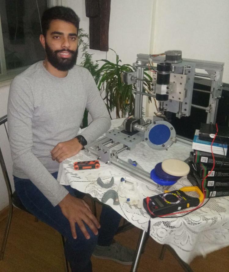 Aluno da Ufba constrói máquina para produção de prótese dentária de baixo custo