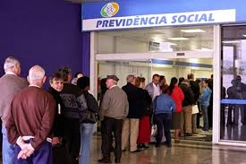 Guedes anuncia antecipação de 13º de beneficiários do INSS