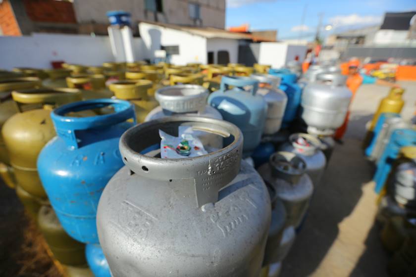 Petrobrás reajusta preço do botijão em 5% nas refinarias.