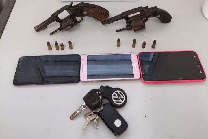 Alagoinhas: Duas armas de fogo foram apreendidas, e veículo roubado foi recuperado pela PM.