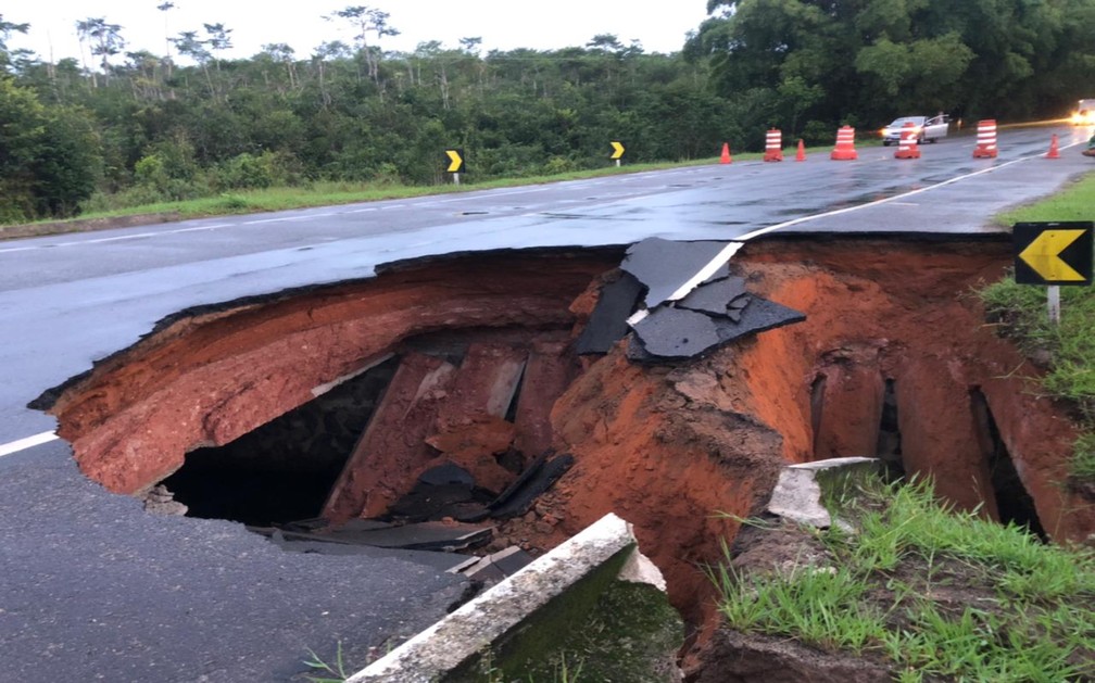 Cratera se abre e interdita dois sentidos de rodovia na Bahia; FOTOS