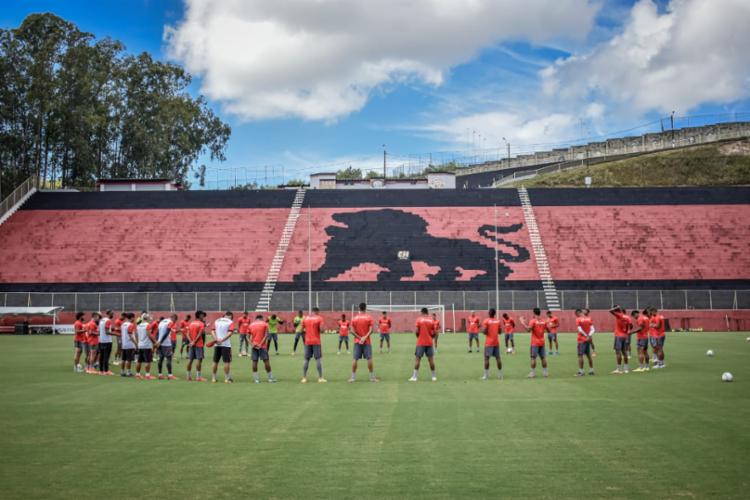 Vitória enfrenta o Altos-PI para tentar recuperar protagonismo no Nordestão