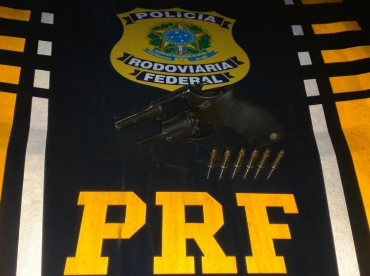 Homem é flagrado com arma e munições dentro de carro na BR-101