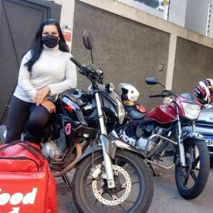 Chef de cozinha e professora viram motogirls para enfrentar pandemia