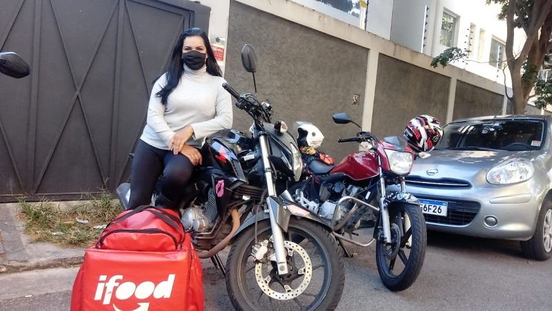 Chef de cozinha e professora viram motogirls para enfrentar pandemia
