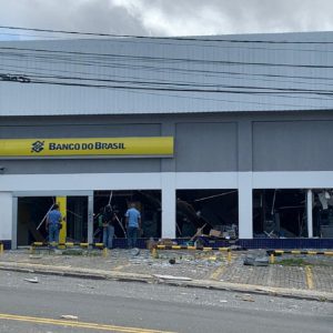 Bandidos explodem agência bancária no Porto Seco Pirajá e causam pânico em moradores da região