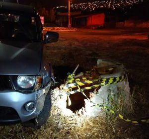 Homem bate carro, desce para ver estrago e cai em poço de 15 metros no Paraná