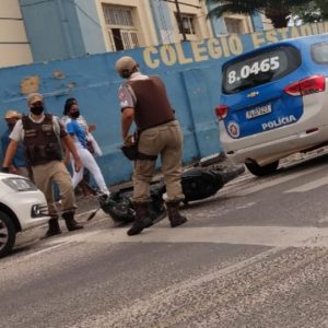 Suspeito de assalto é preso pela Polícia Militar após perseguição no Centro de Alagoinhas; outro fugiu