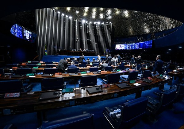 Projeto que facilita compra de vacinas por empresas privadas começa a ser discutido no Senado