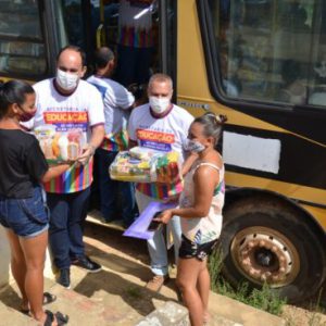 Prefeitura de Alagoinhas deu início à distribuição de 13 mil cestas básicas aos estudantes matriculados na Rede Municipal de Ensino