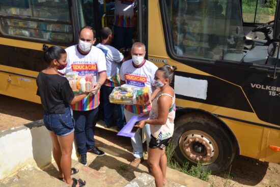 Prefeitura de Alagoinhas deu início à distribuição de 13 mil cestas básicas aos estudantes matriculados na Rede Municipal de Ensino