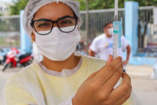 Segunda dose: Prefeitura convoca idosos e trabalhadores da saúde que tomaram a CoronaVac até 22 de março