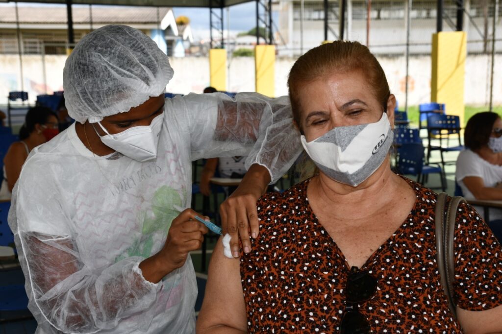 Alagoinhas inicia imunização dos trabalhadores da educação