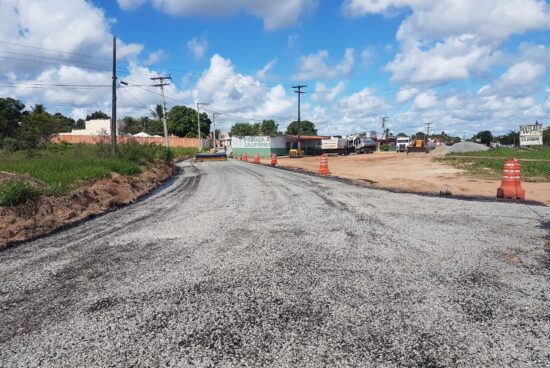 Alagoinhas: Dando continuidade a investimentos em infraestrutura, Prefeitura leva pavimentação asfáltica ao Cruzeiro dos Montes
