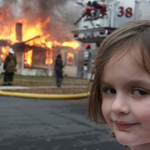 Meme de menina em frente a incêndio é vendido por R$ 2,5 milhões