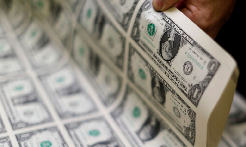 Dólar inicia abril em alta e fecha a R$ 5,71