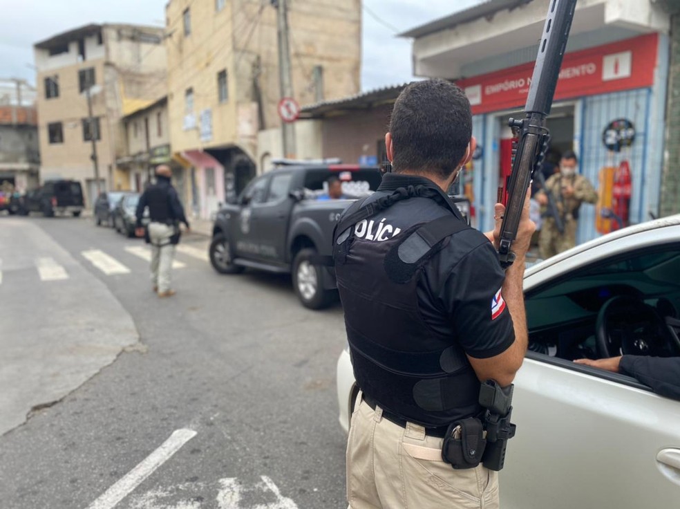 Ex-policial civil investigado por envolvimento com quadrilha de traficantes é preso durante operação em Salvador