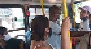 Mulher é presa após chamar passageiro de ‘macaco fedorento’ em ônibus; veja vídeo.