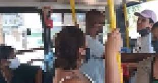 Mulher é presa após chamar passageiro de ‘macaco fedorento’ em ônibus; veja vídeo.