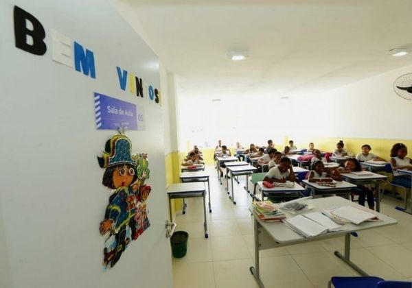 Câmara dos Deputados aprova projeto de lei que torna escolas serviços essenciais