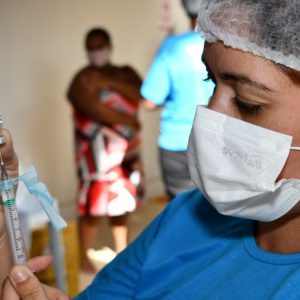 Imunização de idosos com segunda dose da Coronavac continua nesta quarta (12), em Alagoinhas