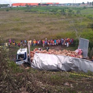 Caminhão carregado de alimentos tomba próximo ao Atakadão de Alagoinhas