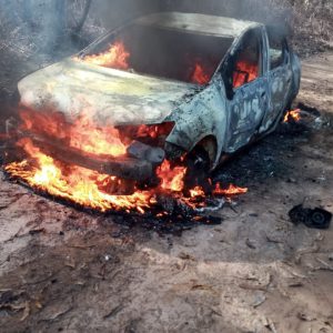 Carro é incendiado com corpo no porta-malas em Catu; veja vídeo