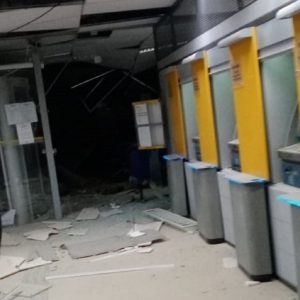 Bandidos explodem três agências bancárias e levam pânico à população de Correntina, na Bahia