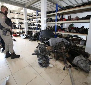 Local usado para desmanche de veículos é descoberto pela polícia em Salvador