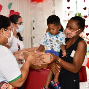Prefeitura de Alagoinhas realiza entrega de kits especiais para as mães usuárias do CRAS, CRAM e CREAS