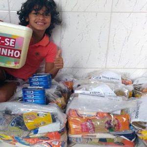 Menino vende geladinho para comprar cestas básicas para famílias carentes na Bahia