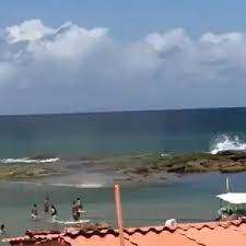Banhista registra tromba d’água na praia de Jauá, em Camaçari; veja vídeo.