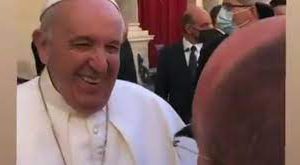 Papa Francisco diz a padre que brasileiros não têm salvação: “Muita cachaça”