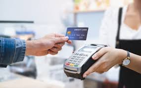 Taxa do cartão de crédito sobe para 335% em abril e cheque especial marca 124%